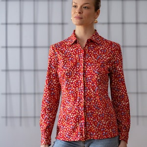 Italian Vintage Floral Cotton Blouse in Red for Women Size XS S Flower Print Button Down Jersey Shirt Top. Made in Italy NVS866 image 4