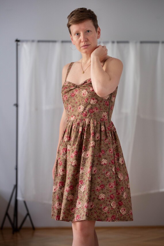 brown floral mini dress Vintage in Dark Khaki Green & Red for Women | Size M | Flower Print Cotton Strap Dress With Rose Pattern Marissa gold