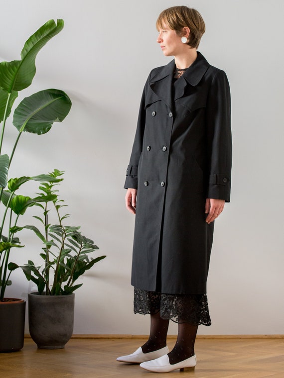 Vintage 1970s Trench Coat in Black for Women | Si… - image 2