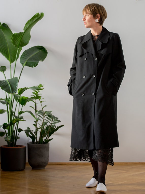 Vintage 1970s Trench Coat in Black for Women | Si… - image 6