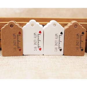 100 pièces étiquettes coeur en papier kraft écologique pour produits faits main, fournitures d'emballage, faites main avec amour par coeur étiquettes pour cadeaux d'artisanat de bricolage