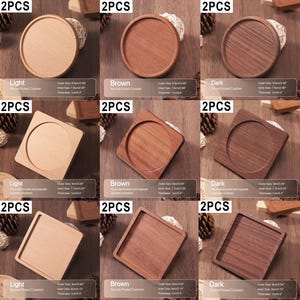Pode incluir: Uma coleção de bases para copos de madeira em acabamentos claros, castanhos e escuros. As bases para copos estão disponíveis em formatos redondos e quadrados. Cada base para copos tem cerca de 8,8 cm de diâmetro e 1 cm de espessura.