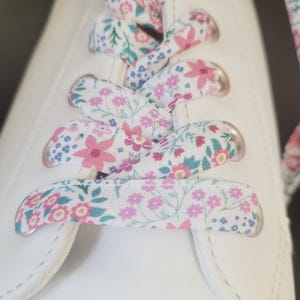 Floral laces in cotton fabric