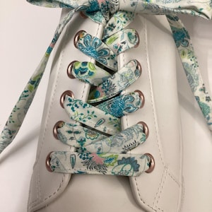 ビスコースの花柄レース