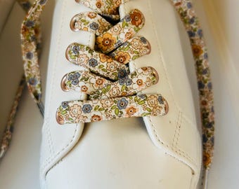 Lacets en tissu coton fleuri.