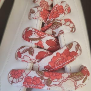 Floral laces in cotton fabric