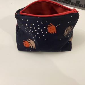Elegant Blue Floral Cotton Makeup Bag: Stylish Storage Pouch for Cosmetics and Toiletries