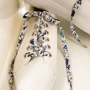 Laces in floral cotton fabric.