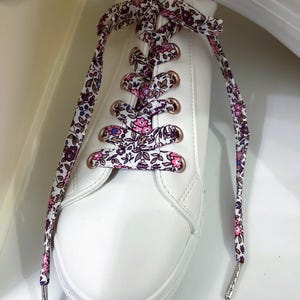 Laces in floral cotton fabric.