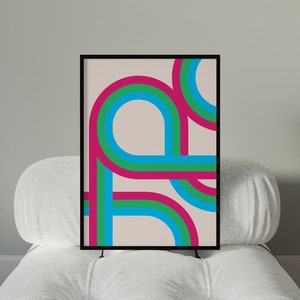 Op de afbeelding: Een ingelijste kunstdruk met een retro-ontwerp. Het toont gebogen lijnen in roze, blauw en groen op een beige achtergrond. Het kunstwerk wordt gepresenteerd in een zwart frame.