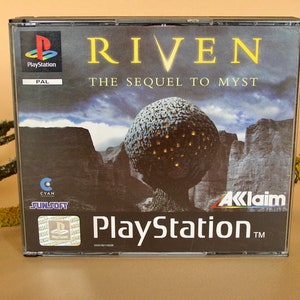 Gra wideo „Riven/Sequel to Myst”.PlayStation One”.„Acclaim”.1997.Gra wideo na konsolę Sony PS1 w stylu vintage.Gra wideo z lat 90. Vintage.Worlds.Quest.CulturalCan.