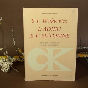 May include: A book titled "L'Adieu A L'Automne" by S.I. Witkiewicz. The cover is a light peach color with red text and a large "CK" graphic. The book is part of the "Classiques Slaves" series.