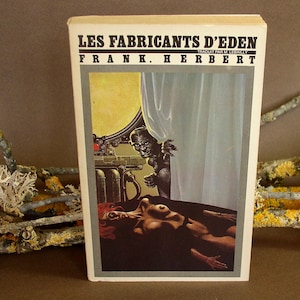 Peut inclure: Une couverture de livre de poche vintage avec le titre "LES FABRICANTS D'EDEN" de FRANK HERBERT. La couverture représente une femme allongée sur une surface sombre avec une créature derrière elle. La créature est partiellement cachée par un rideau blanc.