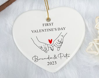 Regalo personalizado de San Valentín, adorno de corazón "Nuestro primer San Valentín", colgante de cerámica, adorno de corazón de San Valentín, día de San Valentín para él ella