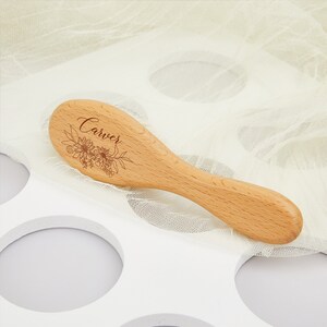 Brosse à cheveux personnalisée pour nouveau-né, cadeau de baby shower, brosse à cheveux en bois avec nom personnalisé, souvenir pour bébé fille garçon, cadeau de bain écologique pour bébé image 6