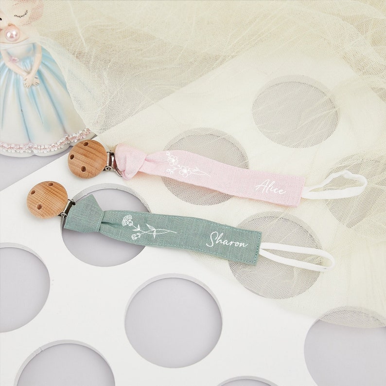 Attache-suce en tissu avec fleur de naissance, attache-suce personnalisée pour bébé, attache-tétine, cadeau pour une baby shower, cadeaux pour bébé fille garçon image 1