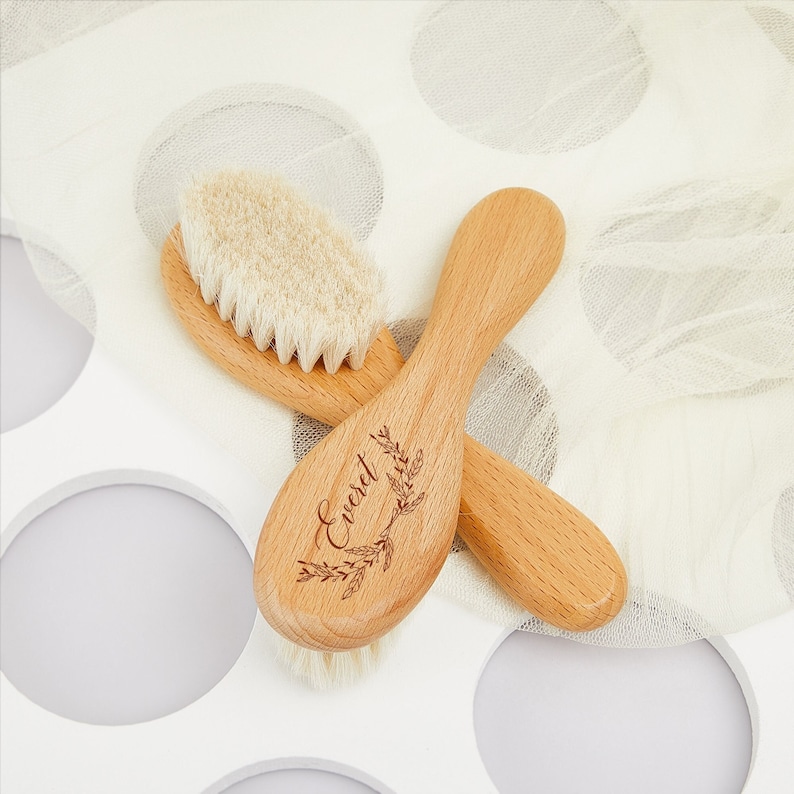 Brosse à cheveux personnalisée pour nouveau-né, cadeau de baby shower, brosse à cheveux en bois avec nom personnalisé, souvenir pour bébé fille garçon, cadeau de bain écologique pour bébé image 1