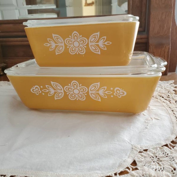 Vintage Pyrex Butterfly Gold fridgie dish 502 and lid or fridgie dish 503 and lid, in very good vintage condition