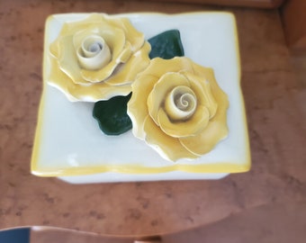 Vintage ceramic yellow rose trinket or powder box in excellent vintage condition