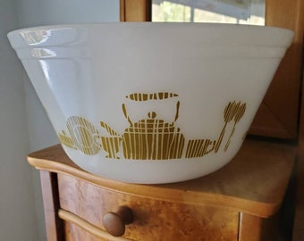 Vintage Federal Glass kitchen ware mixing bowl, green on white, very good vintage condition