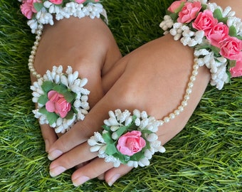 Künstliche Hand Gajra Set/ Blumenarmband/ floral/ Braut/ Hochzeit Gäste/ Haldi/Mehndi/Sangeet/ Mayoon/ Haath Gajra/ Armreifen/ kunstvoll