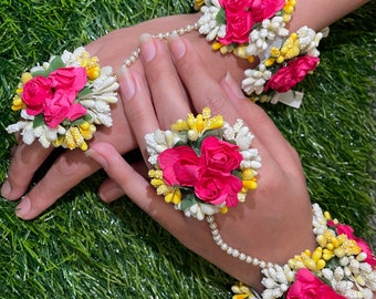 Künstliche Hand Gajra Set/ Blumenarmband/ floral/ Braut/ Hochzeit Gäste/ Haldi/Mehndi/Sangeet/ Mayoon/ Haath Gajrai/ Armreifen/ kunstvoll