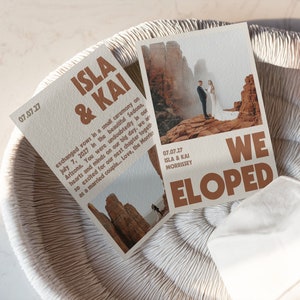Può includere: Un annuncio di matrimonio con una foto di una coppia davanti a una formazione rocciosa rossa. La carta recita "07.07.27 Isla & Kai Morrissey Ci siamo sposati".