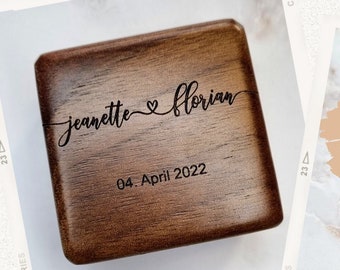 Ringbox zur Hochzeit mit Herz im Namen personalisiert für Trauringe aus Holz mit Gravur