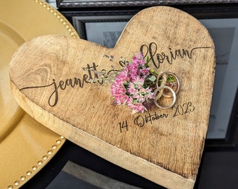 Ringbrett einzigartig mit Gravur für Eheringe zur Hochzeit: unvergessliches Geschenk für das Brautpaar, Holzherz mit Namen personalisiert