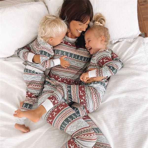 Ensemble de pyjama assorti pour la famille de Noël | Des vêtements de nuit à la mode pour toute la famille