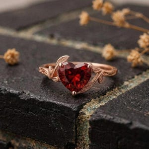Herz geschnitten Labrador Rubin Ring, Rosegold Blatt-Rebe Ring, Natur inspiriert Versprechen Ring, Juli Birthstone Geschenk für sie