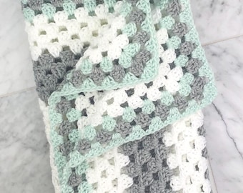 Handmade baby blanket, Crochet baby blanket, Baby boy blanket, Baby girl blanket, Gray and white blanket, Baby shower gift, Nursery Decor