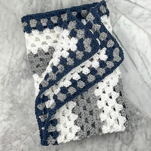 Handmade baby blanket, Crochet baby blanket, Baby boy blanket, Baby girl blanket, Gray and white blanket, Baby shower gift, Nursery Decor