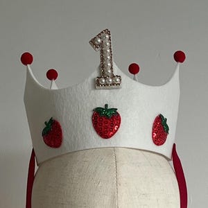 Berry Cute First Birthday Crown | Strawberry Birthday Crown | 1st Birthday Felt Crown | Cake Smash Crown | Little Girl Birthday Crown bild 11