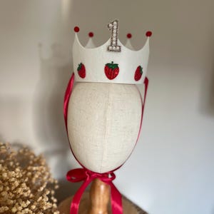 Berry Cute First Birthday Crown | Strawberry Birthday Crown | 1st Birthday Felt Crown | Cake Smash Crown | Little Girl Birthday Crown bild 15