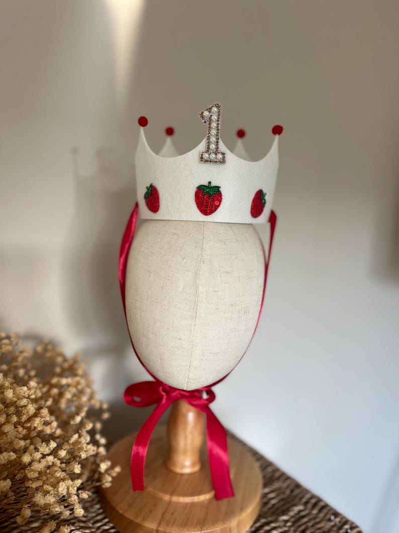 Berry Cute First Birthday Crown | Strawberry Birthday Crown | 1st Birthday Felt Crown | Cake Smash Crown | Little Girl Birthday Crown bild 15
