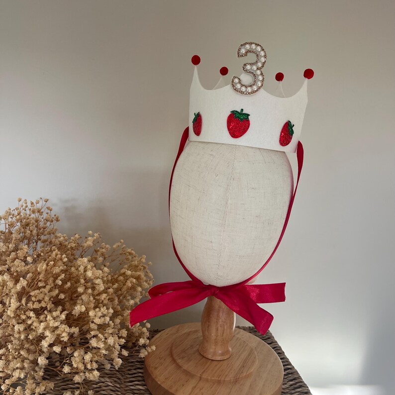 Berry Cute First Birthday Crown | Strawberry Birthday Crown | 1st Birthday Felt Crown | Cake Smash Crown | Little Girl Birthday Crown bild 7