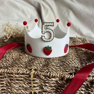 Berry Cute First Birthday Crown | Strawberry Birthday Crown | 1st Birthday Felt Crown | Cake Smash Crown | Little Girl Birthday Crown bild 6