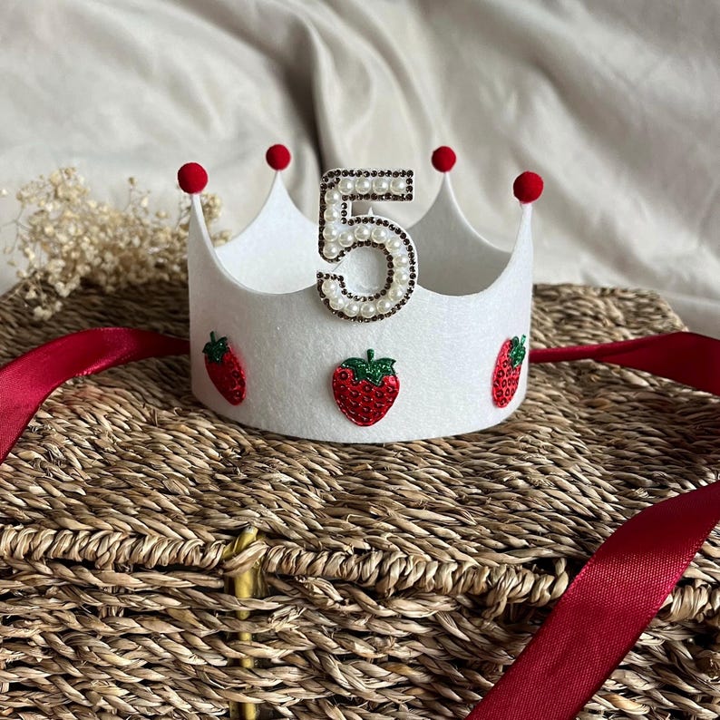 Berry Cute First Birthday Crown | Strawberry Birthday Crown | 1st Birthday Felt Crown | Cake Smash Crown | Little Girl Birthday Crown bild 6
