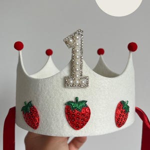 Berry Cute First Birthday Crown | Strawberry Birthday Crown | 1st Birthday Felt Crown | Cake Smash Crown | Little Girl Birthday Crown bild 8