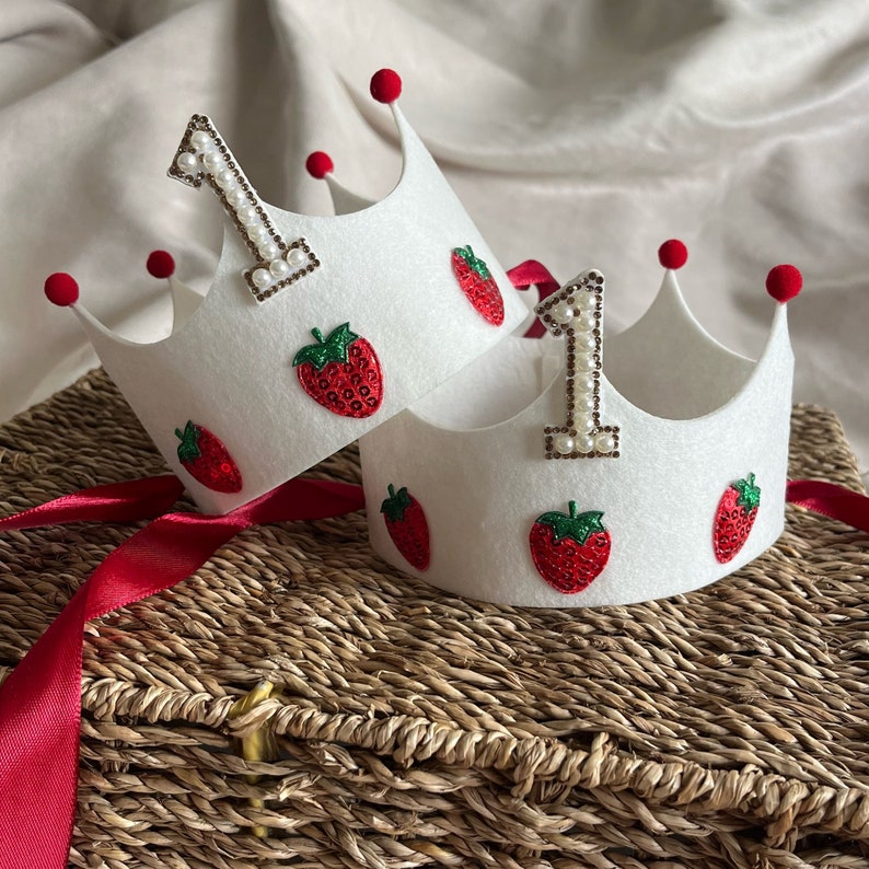Berry Cute First Birthday Crown | Strawberry Birthday Crown | 1st Birthday Felt Crown | Cake Smash Crown | Little Girl Birthday Crown bild 3
