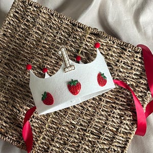 Berry Cute First Birthday Crown | Strawberry Birthday Crown | 1st Birthday Felt Crown | Cake Smash Crown | Little Girl Birthday Crown bild 17