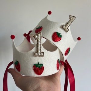 🍓 Berry Cute First Birthday Crown
Handmade felt crown with pearl number one & strawberry details