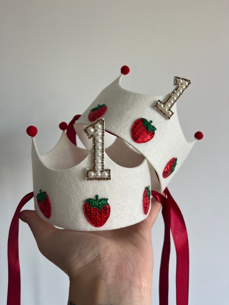 🍓 Berry Cute First Birthday Crown
Handmade felt crown with pearl number one & strawberry details