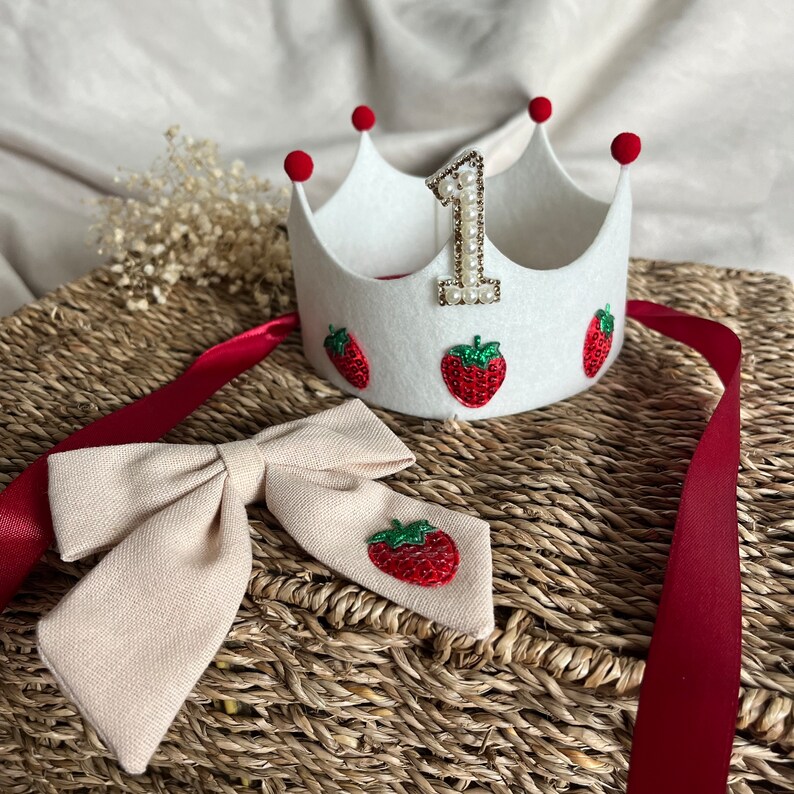 Berry Cute First Birthday Crown | Strawberry Birthday Crown | 1st Birthday Felt Crown | Cake Smash Crown | Little Girl Birthday Crown bild 14