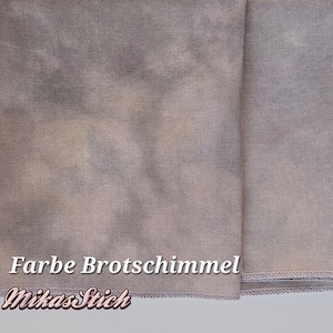 Può includere: Primo piano di due pezzi di tessuto grigio tenue con sottili variazioni. Il tessuto ha un aspetto strutturato. Il testo "Farbe Brotschimmel" e "Mika's Stich" sono stampati sul tessuto.