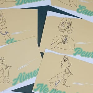 Może przedstawiać: Zestaw sześciu ilustrowanych kart z osobą podpisującą różne słowa w języku migowym francuskim. Każda karta ma żółte tło z zielonym słowem na dole. Słowa to "Doudou", "Eau", "Peur", "Aime", "Ne pas aimer" i "Tetine".