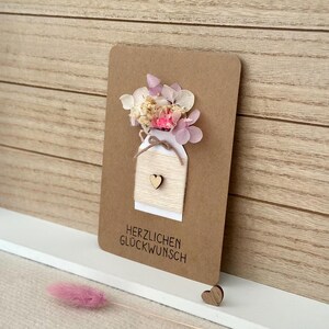 Braune Karte mit Blumen
