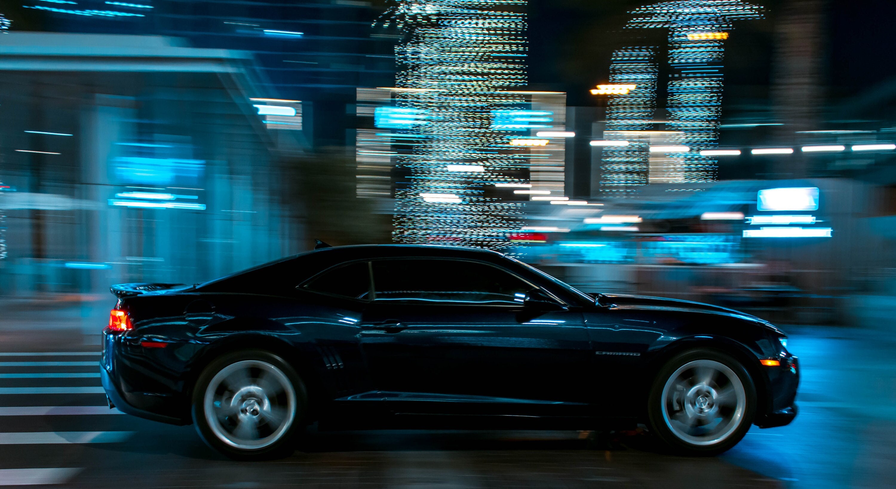 Impression Aluminium Brossé - La Voiture Noir d'une Nuit Illuminée