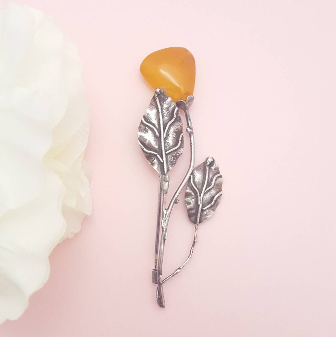 Une broche vintage très élégante en ambre et en argent qui mesure 8 cm
